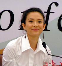 汤唯带老公女儿回母校